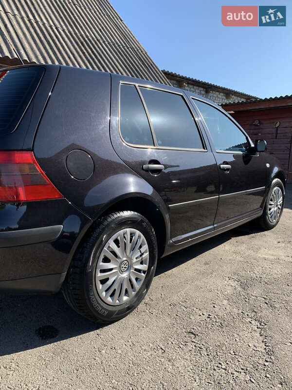 Хетчбек Volkswagen Golf 2002 в Рівному