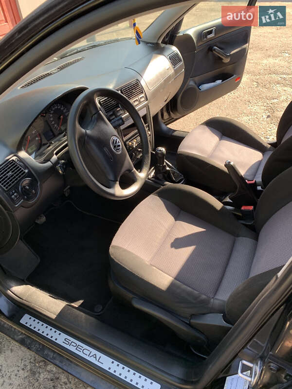 Хетчбек Volkswagen Golf 2002 в Рівному