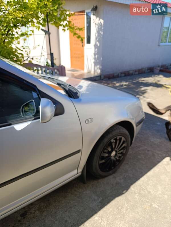 Хетчбек Volkswagen Golf 2002 в Теофіполі