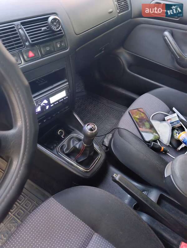 Хетчбек Volkswagen Golf 2002 в Теофіполі