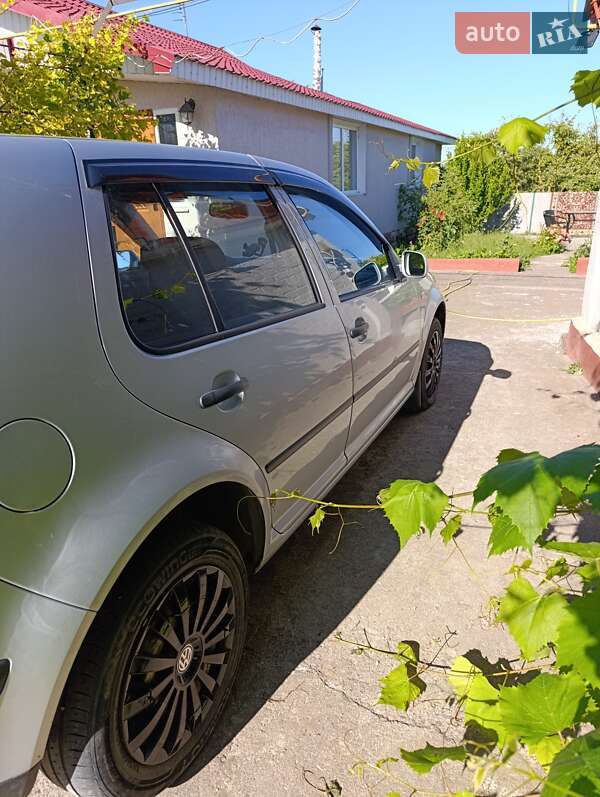 Хетчбек Volkswagen Golf 2002 в Теофіполі