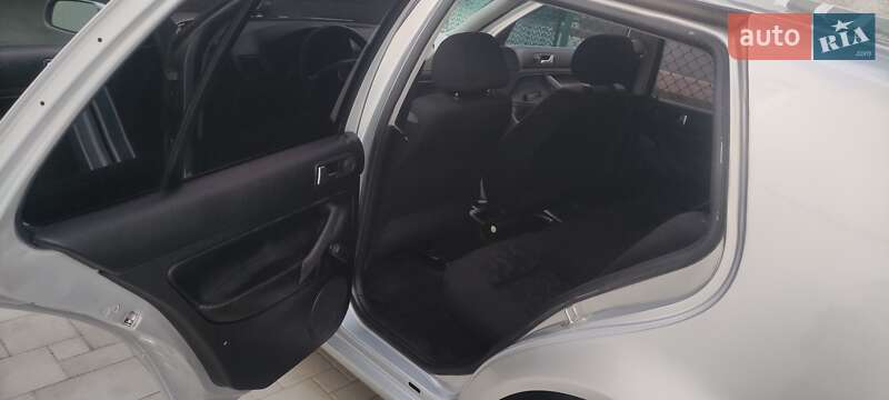 Хетчбек Volkswagen Golf 1999 в Рудки