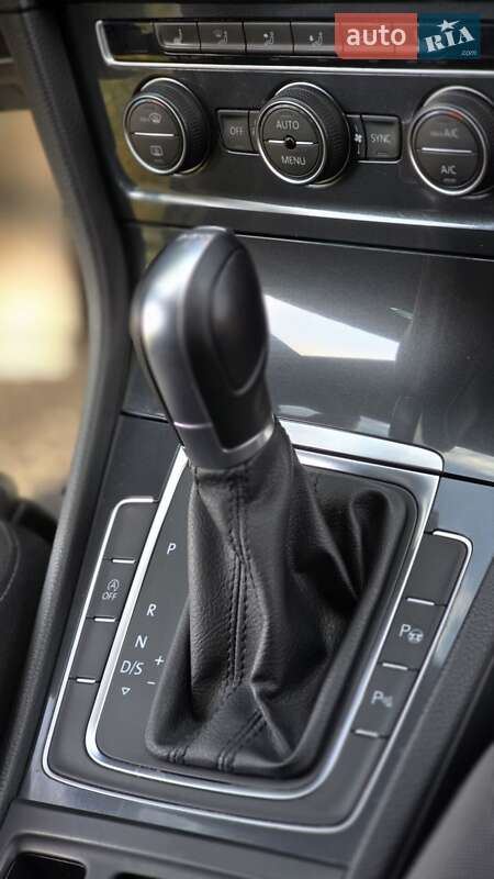 Універсал Volkswagen Golf 2017 в Кропивницькому