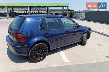 Хетчбек Volkswagen Golf 2001 в 