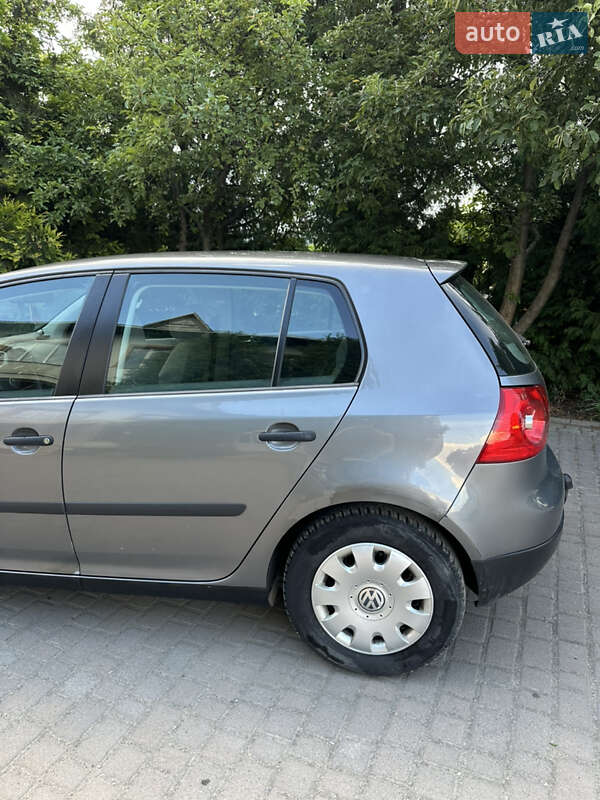 Хэтчбек Volkswagen Golf 2004 в Надворной