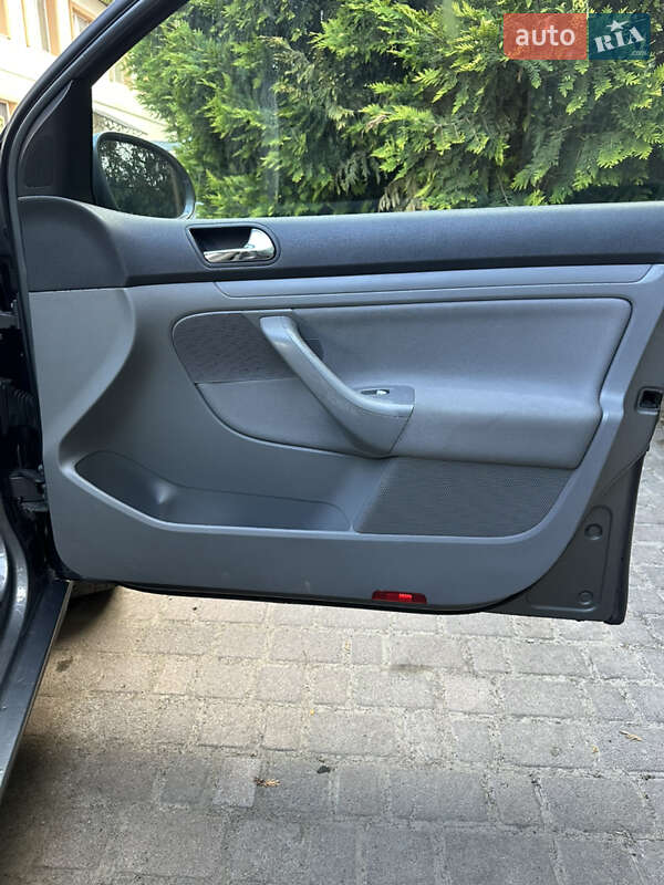 Хэтчбек Volkswagen Golf 2004 в Надворной
