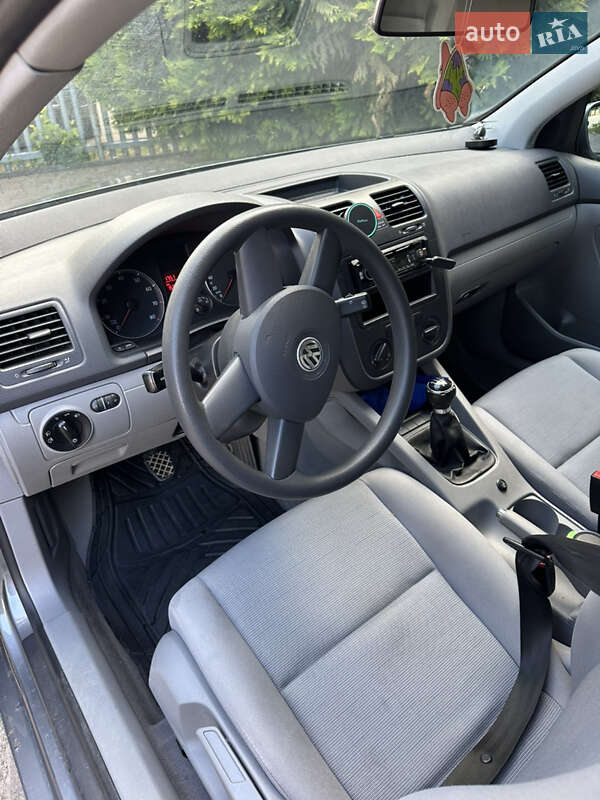 Хэтчбек Volkswagen Golf 2004 в Надворной
