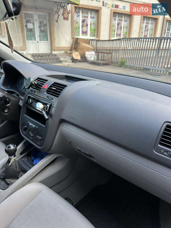 Хэтчбек Volkswagen Golf 2004 в Надворной