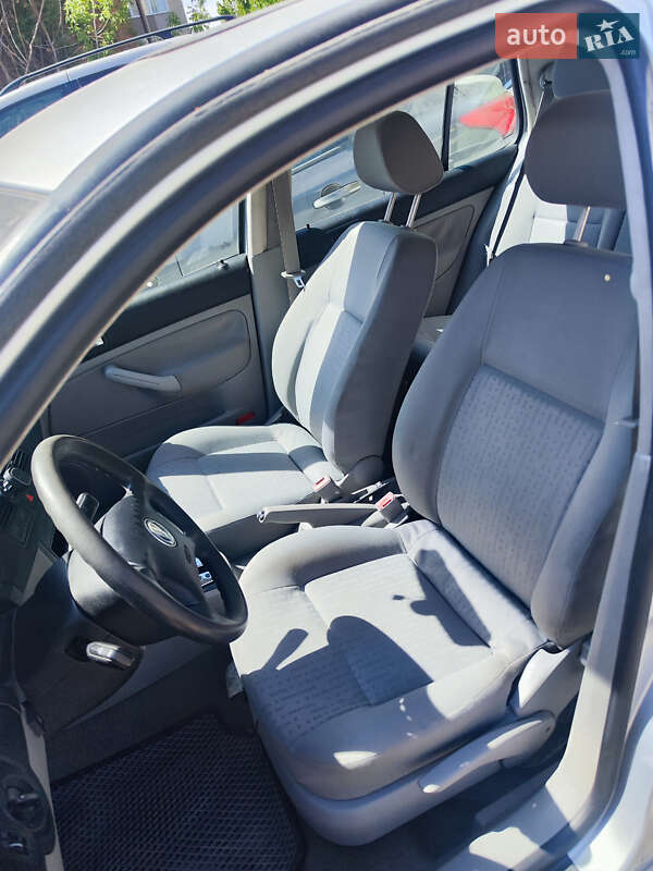 Хэтчбек Volkswagen Golf 2001 в Виннице
