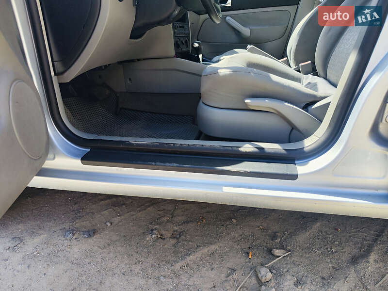 Хэтчбек Volkswagen Golf 2001 в Виннице