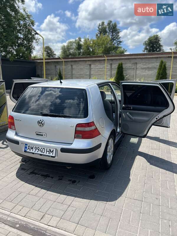 Хетчбек Volkswagen Golf 2002 в Козятині