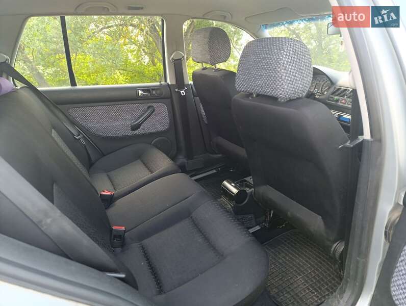 Хетчбек Volkswagen Golf 2003 в Краснокутську