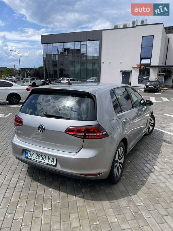 Хетчбек Volkswagen Golf 2015 в Рівному