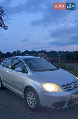 Хетчбек Volkswagen Golf 2005 в Чернівцях