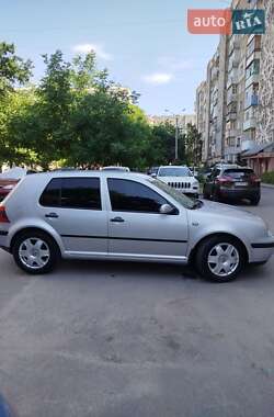 Хетчбек Volkswagen Golf 2001 в 