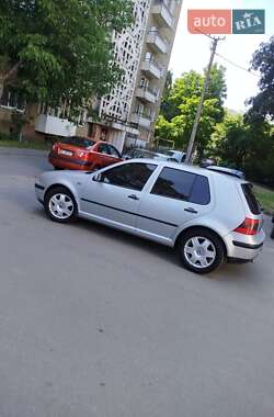 Хетчбек Volkswagen Golf 2001 в 