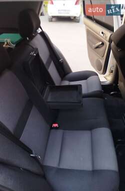 Хетчбек Volkswagen Golf 2001 в 