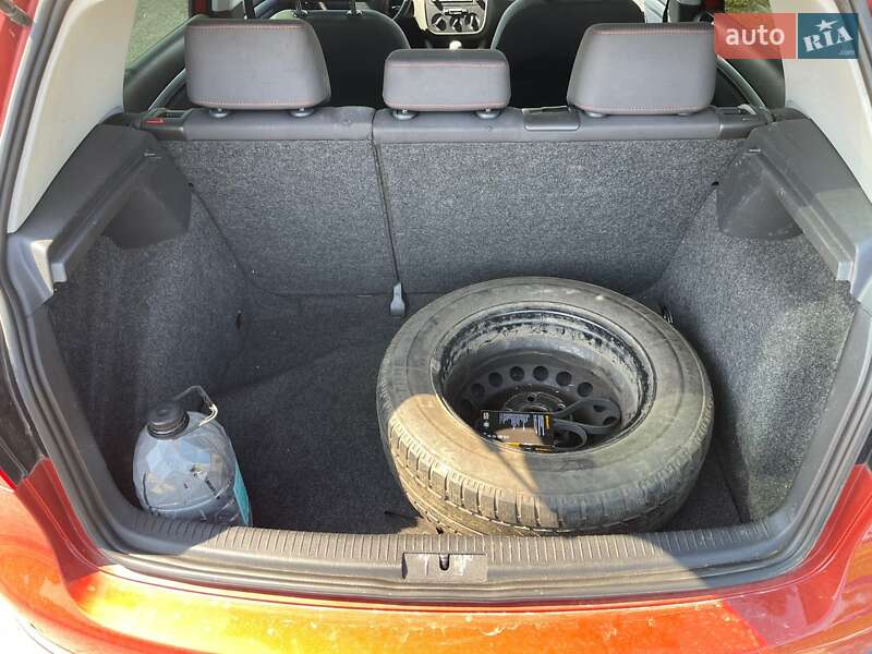 Хэтчбек Volkswagen Golf 2006 в Ужгороде