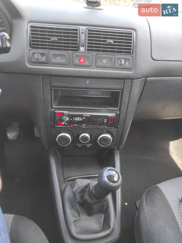 Хэтчбек Volkswagen Golf 2002 в Каменском