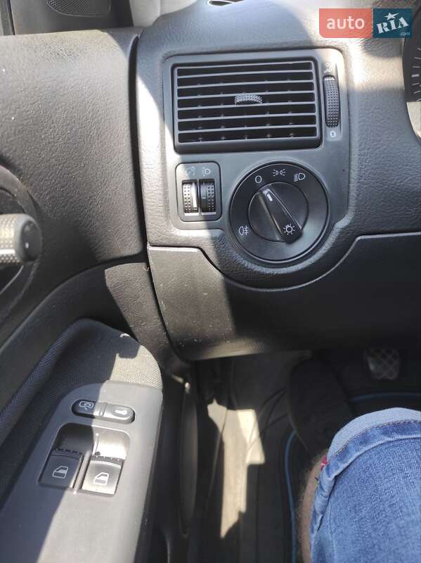 Хэтчбек Volkswagen Golf 2002 в Каменском