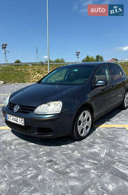 Хэтчбек Volkswagen Golf 2004 в Коростене