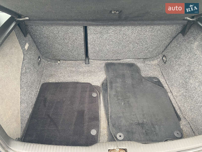Хетчбек Volkswagen Golf 2001 в Немирові
