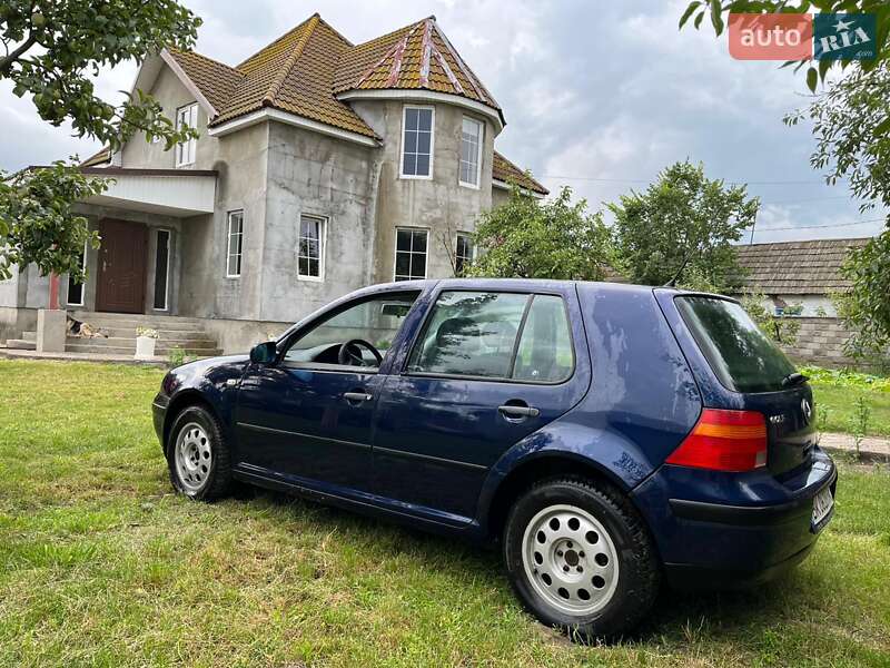 Хэтчбек Volkswagen Golf 2000 в Сарнах