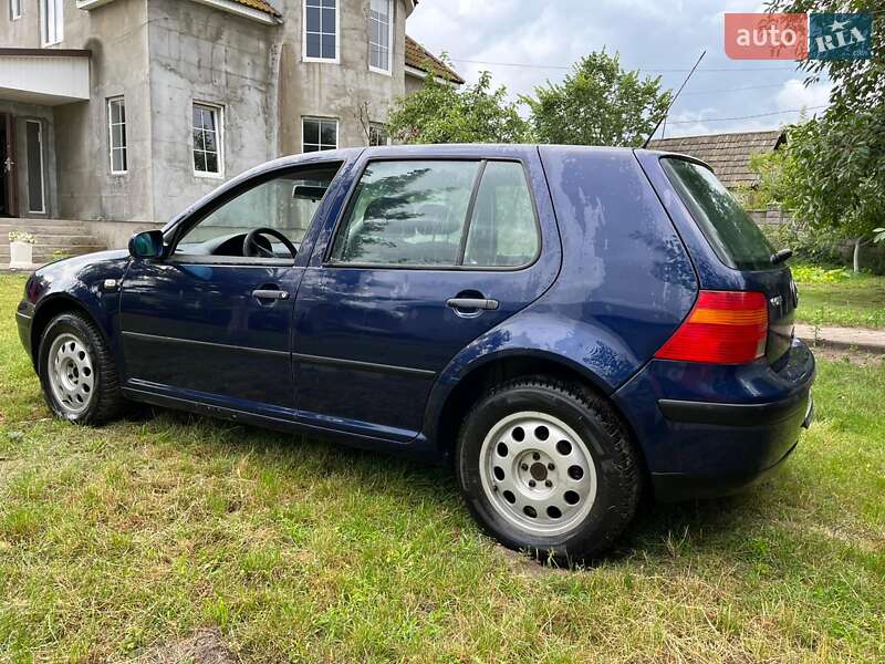 Хэтчбек Volkswagen Golf 2000 в Сарнах