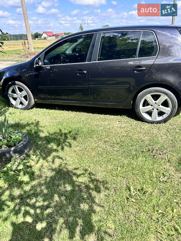 Хетчбек Volkswagen Golf 2005 в Диканьці