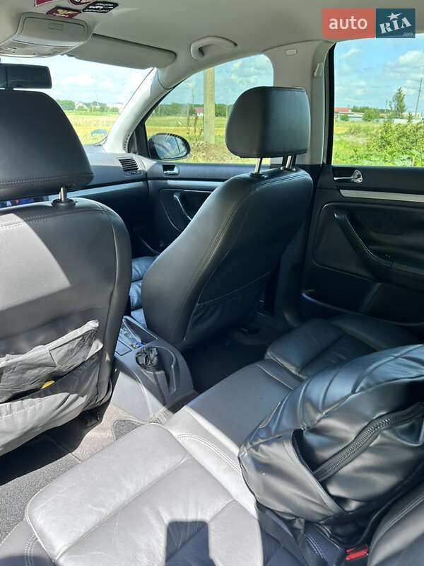 Хетчбек Volkswagen Golf 2005 в Диканьці