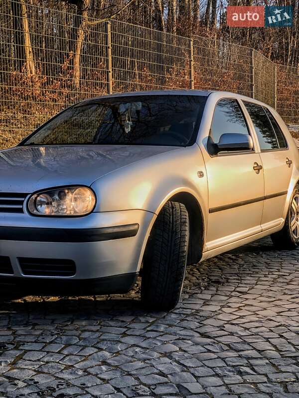 Хетчбек Volkswagen Golf 2003 в Львові