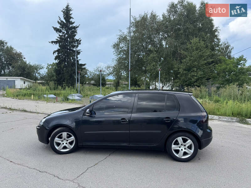 Хэтчбек Volkswagen Golf 2004 в Конотопе
