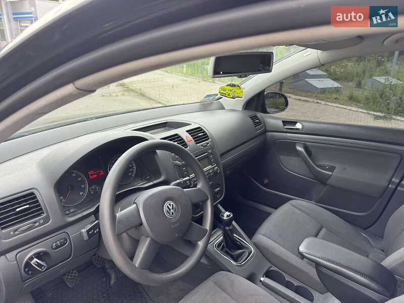 Хэтчбек Volkswagen Golf 2004 в Конотопе