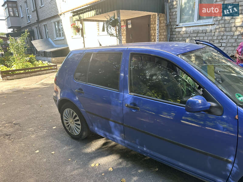 Хэтчбек Volkswagen Golf 2001 в Коростене