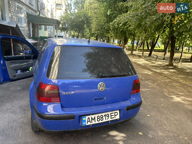 Хэтчбек Volkswagen Golf 2001 в Коростене