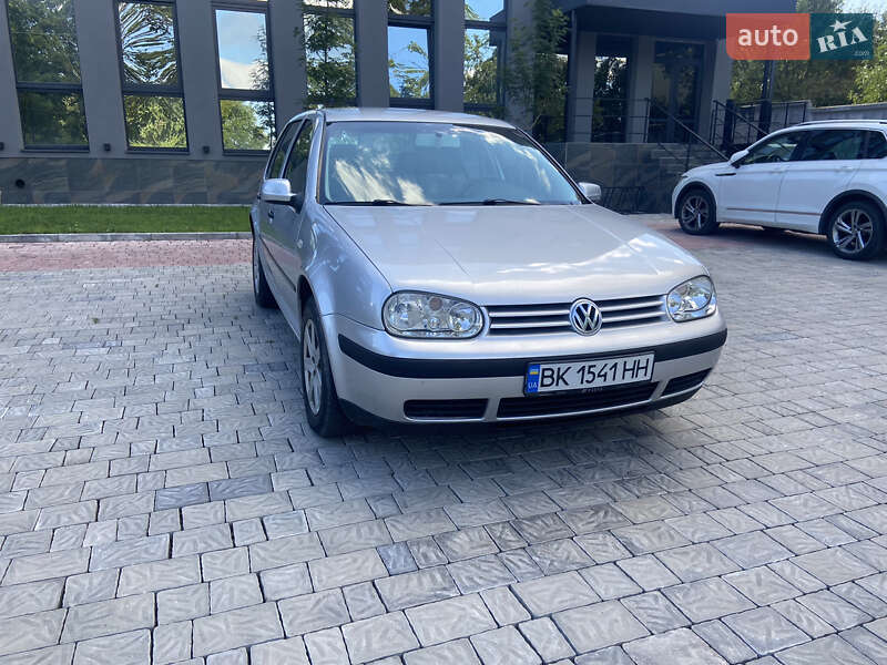 Хэтчбек Volkswagen Golf 2002 в Ровно