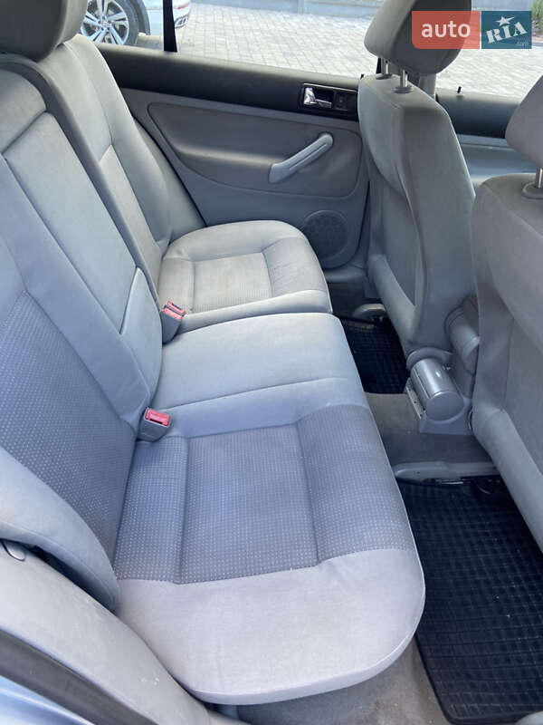 Хэтчбек Volkswagen Golf 2002 в Ровно