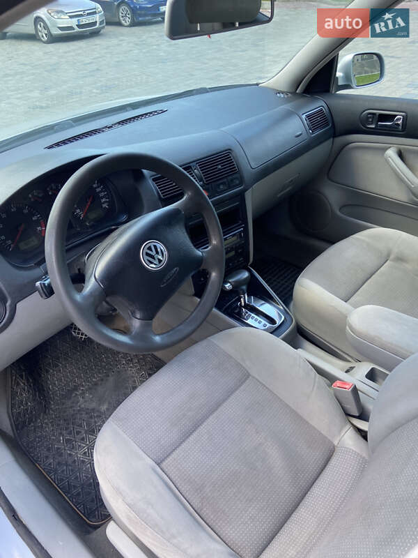 Хэтчбек Volkswagen Golf 2002 в Ровно
