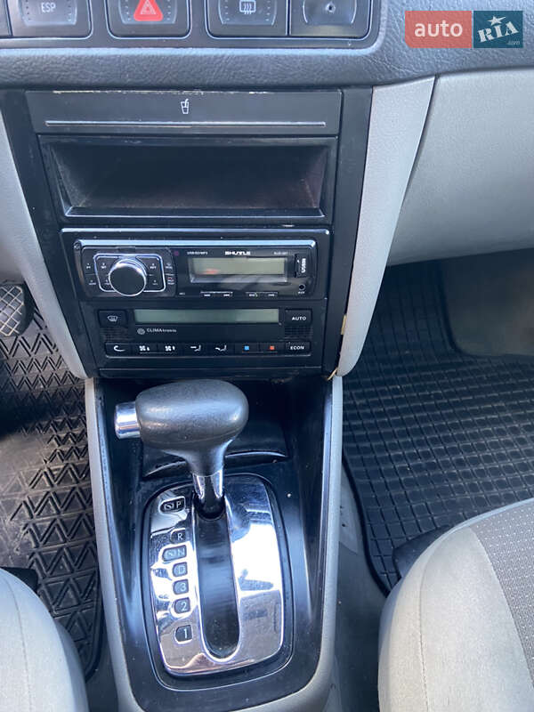 Хэтчбек Volkswagen Golf 2002 в Ровно