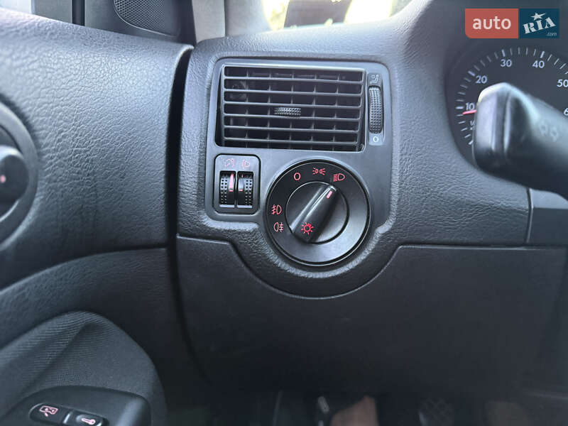 Хэтчбек Volkswagen Golf 2003 в Львове