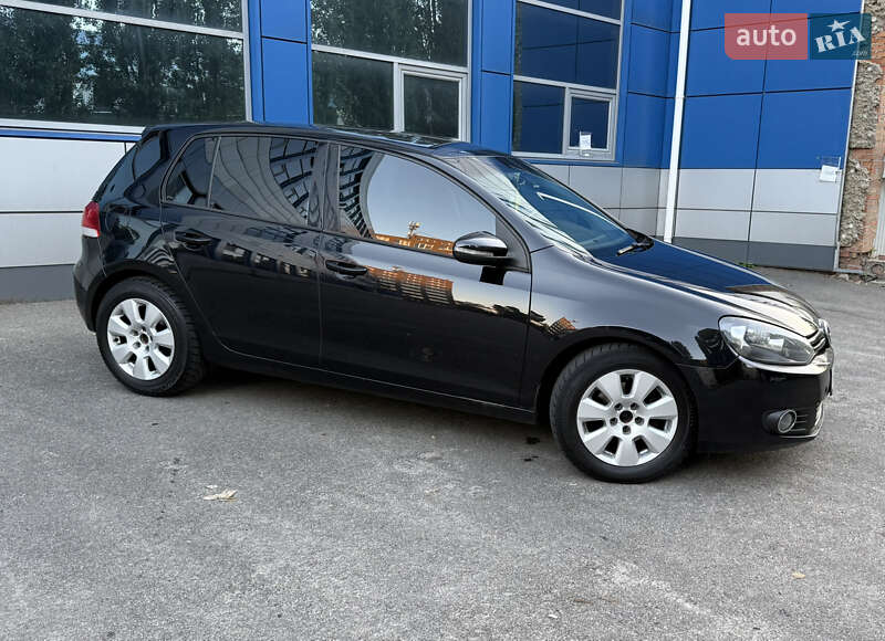 Хэтчбек Volkswagen Golf 2010 в Киеве