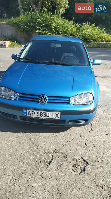 Хэтчбек Volkswagen Golf 2003 в 