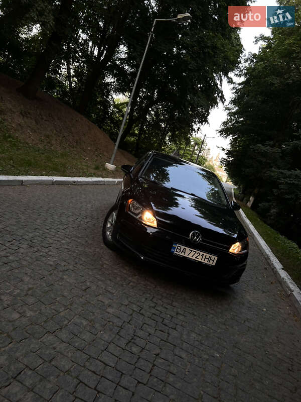 Хетчбек Volkswagen Golf 2015 в Чернівцях