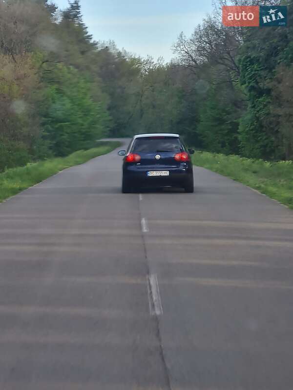 Хетчбек Volkswagen Golf 2005 в Шептицькому