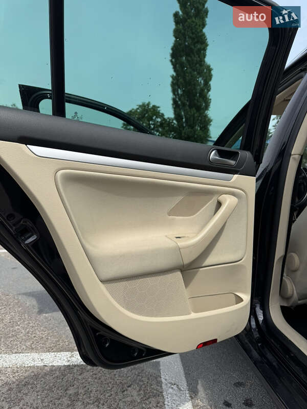 Универсал Volkswagen Golf 2010 в Житомире