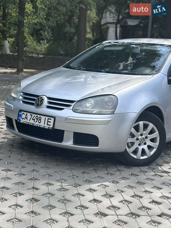Хэтчбек Volkswagen Golf 2003 в 