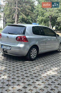 Хэтчбек Volkswagen Golf 2003 в 