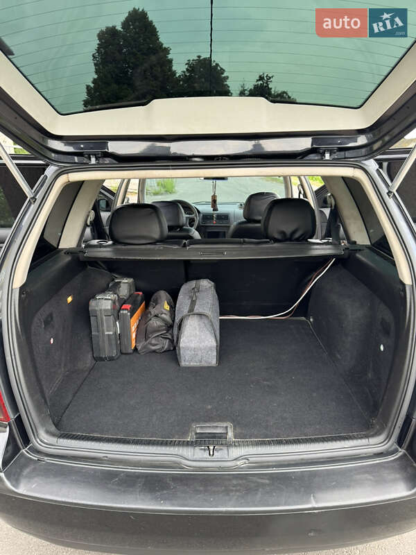 Универсал Volkswagen Golf 2001 в Новояворовске