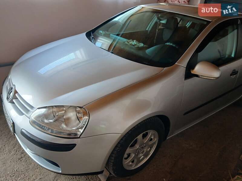 Хэтчбек Volkswagen Golf 2004 в Черновцах
