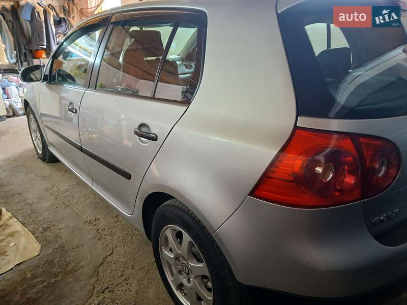 Хэтчбек Volkswagen Golf 2004 в Черновцах